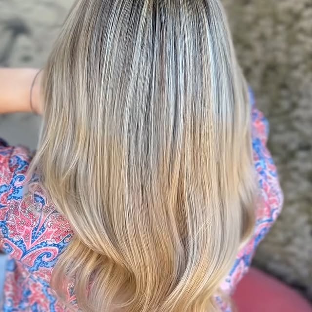 Capelli biondo freddo con radice sfumata