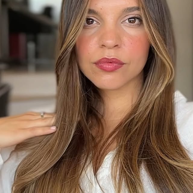 Capelli castani lunghi con riflessi luminosi