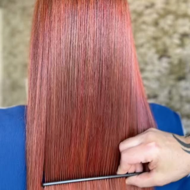 Capelli ramati con nuance rosate