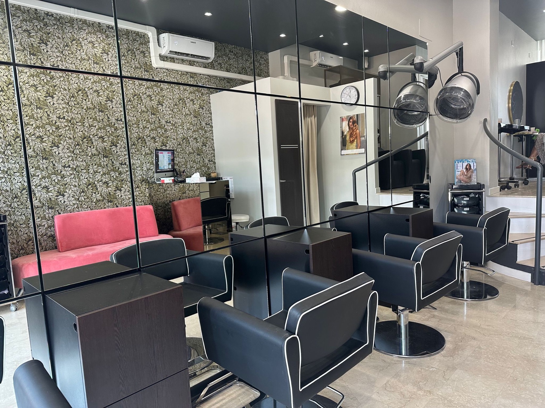 Postazioni di lavoro del salone Joelle Luciano a Milano